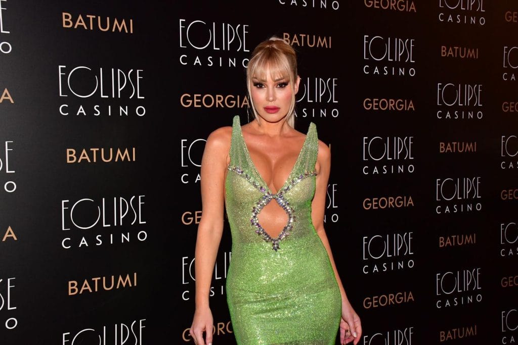 UÇANKUŞ MAGAZİN | Petek Dinçöz Batum’u Salladı: “14 Şubat’ın En Şık Kadını Benim!”